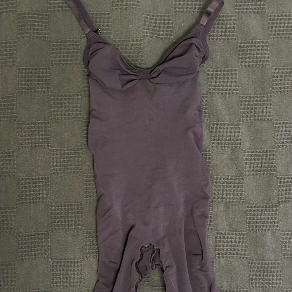 SKIMS Mid-thigh bodysuit shapewear black size small new without tags never worn